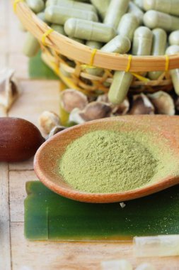 Ahşap arka plan üzerinde sağlık için Moringa kapsül