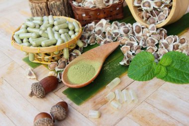 Ahşap arka plan üzerinde sağlık için Moringa kapsül
