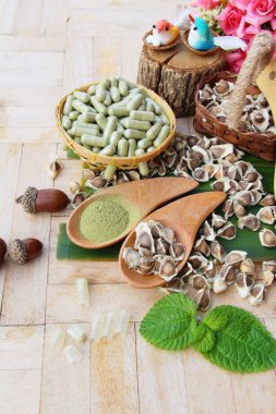 Ahşap arka plan üzerinde sağlık için Moringa kapsül