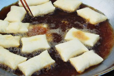 Pazarda sopa derin kızarmış hamur yapma