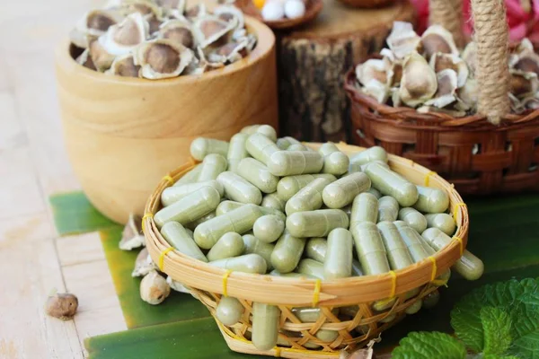 Ahşap arka plan üzerinde sağlık için Moringa kapsül