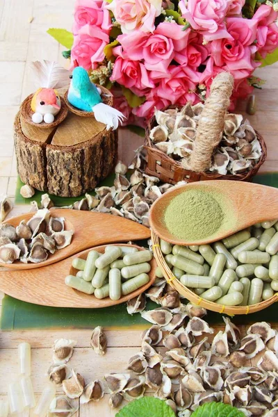 Capsula Moringa per la salute su fondo legno — Foto Stock