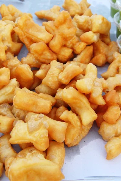 Derin kızarmış hamur lezzetli sopa içinde çarşı