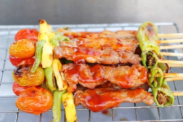 Barbecue di maiale alla griglia delizioso nel cibo di strada — Foto Stock