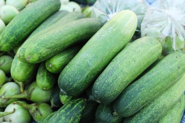 Belgili tanımlık çarşı içinde yemek pişirmek için taze salatalık