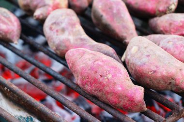 Tatlı patates ızgara ocakta lezzetlidir