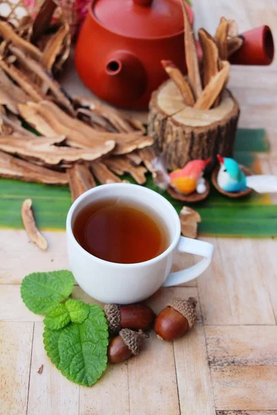 Lingzhi mushroom tea - Ganoderma lucidum for health — Stock Photo, Image