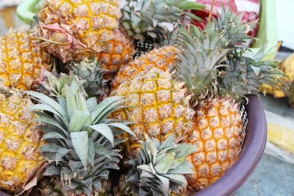 Świeże ananasy jest pyszne w ulicznym jedzeniu — Zdjęcie stockowe