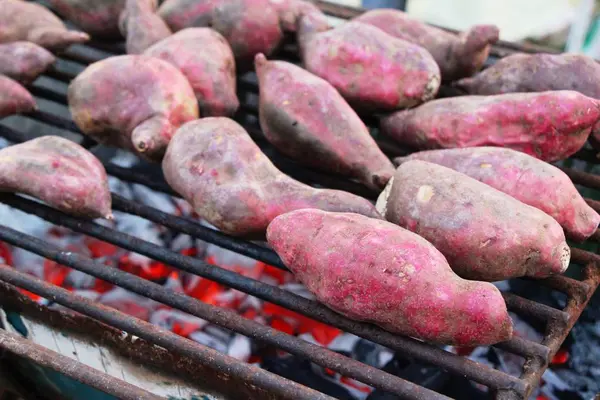 Tatlı patates ızgara ocakta lezzetlidir — Stok fotoğraf