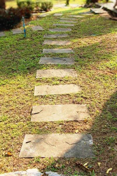 Camino de jardín con piedra en la naturaleza — Foto de Stock