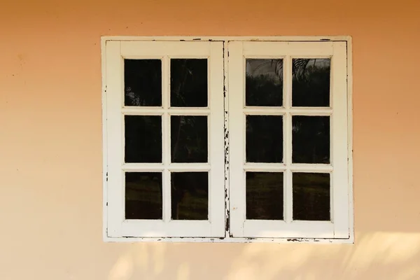 Ventana y pared de ladrillo es de estilo vintage —  Fotos de Stock