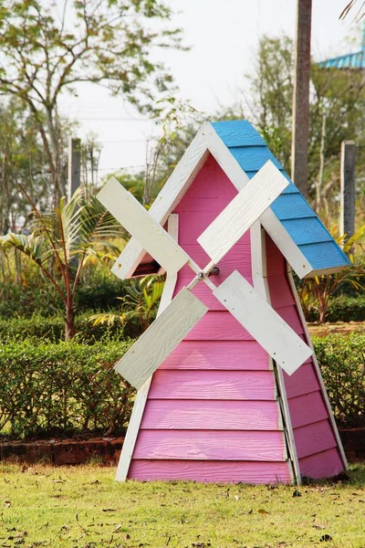 Turbina eolica colorata con la natura in giardino — Foto Stock