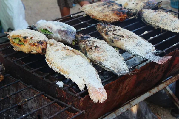 Gegrillter Fisch auf dem Herd in Markt — Stockfoto