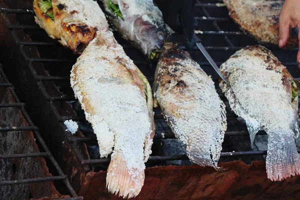 Pesce alla griglia sul fornello nel mercato — Foto Stock