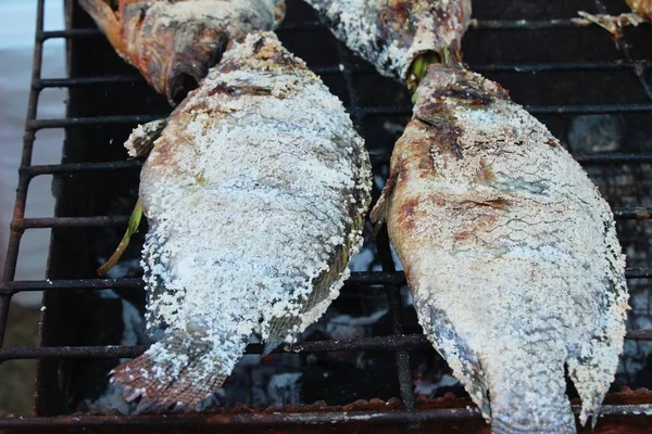 Pesce alla griglia sul fornello nel mercato — Foto Stock