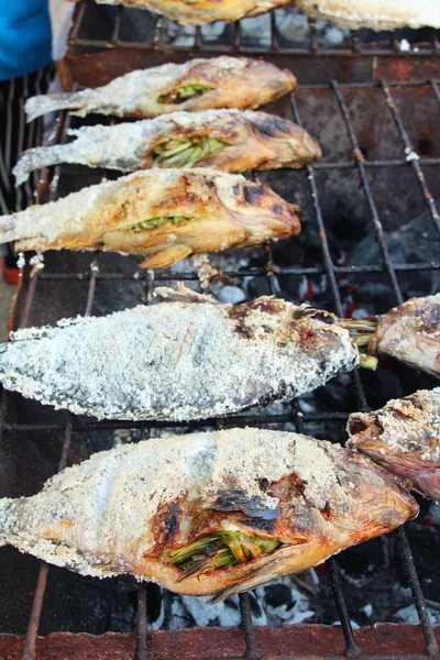 Gegrillter Fisch auf dem Herd in Markt — Stockfoto
