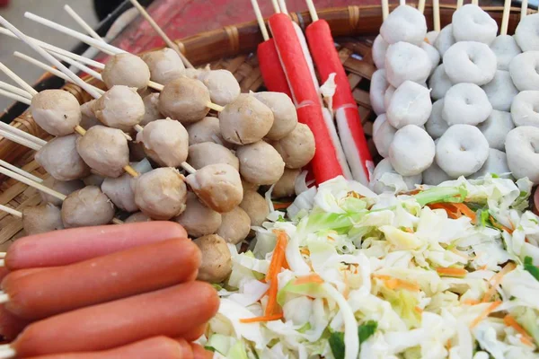 Polpette e salsicce al vapore nel mercato — Foto Stock