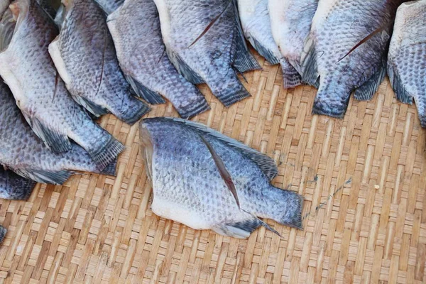 Gedroogde vis voor het koken op de markt — Stockfoto