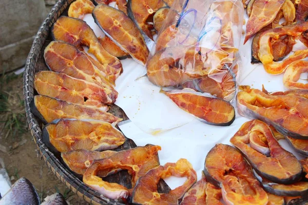 Poisson séché pour la cuisson sur le marché — Photo