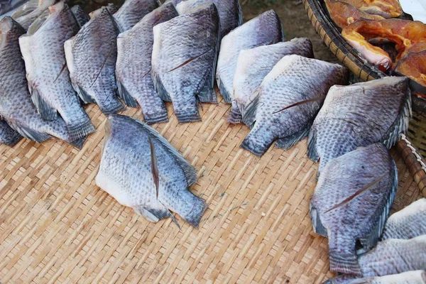 市场的烹饪鱼干 — 图库照片