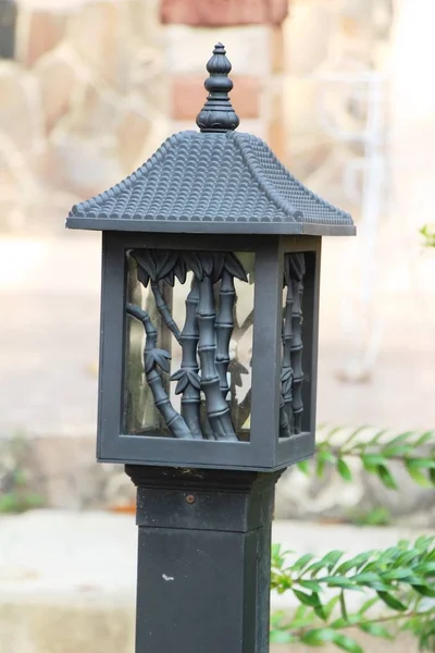 Lampy w ogrodzie w stylu vintage — Zdjęcie stockowe