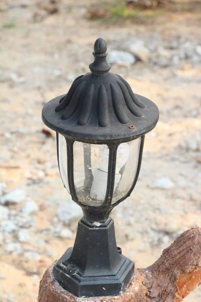 Lámpara en el jardín al estilo vintage —  Fotos de Stock