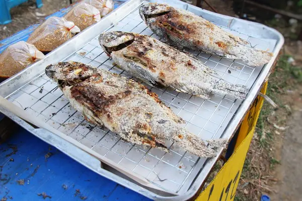 El pescado a la parrilla es delicioso en el mercado —  Fotos de Stock