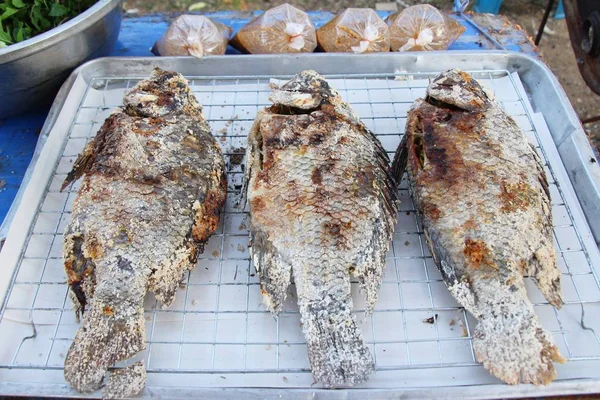 El pescado a la parrilla es delicioso en el mercado —  Fotos de Stock