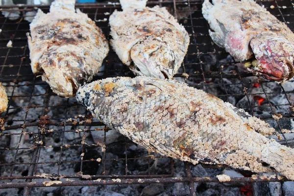 Pescado a la parrilla en la estufa del mercado —  Fotos de Stock