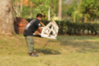 Ağaçta asılı bulanık çocuklar oynarken salıncak 