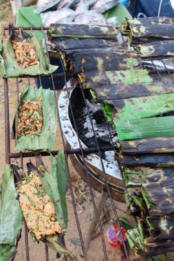 Haşlanmış balık köri yapıştır ile lezzetlidir