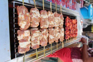 belgili tanımlık çarşı içinde kavrulmuş domuz eti lezzetlidir