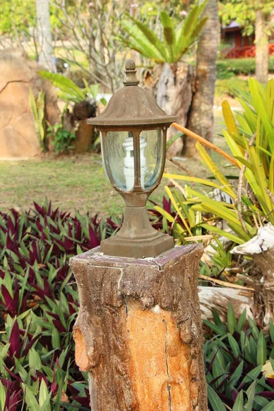 Lampe dans le jardin au style vintage — Photo