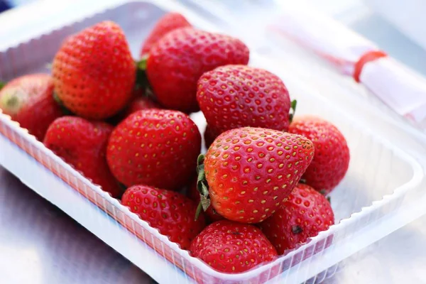 Fresas frescas es delicioso en la comida de la calle — Foto de Stock