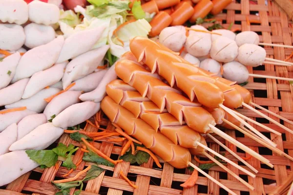 Polpette e salsicce al vapore nel mercato — Foto Stock