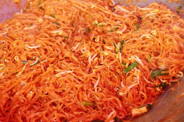 Kızarmış şehriye Tay tarzı tavada domuz eti ile