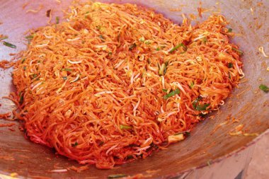 Kızarmış şehriye Tay tarzı tavada domuz eti ile