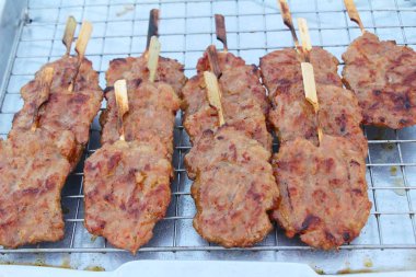 belgili tanımlık çarşı içinde kavrulmuş domuz eti lezzetlidir