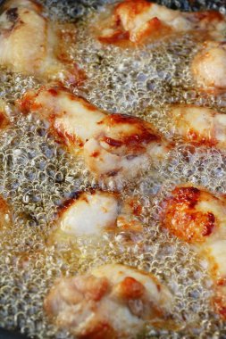 Kızarmış tavuk tavada lezzetlidir