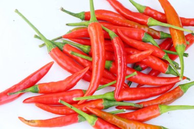 Beyaz arka plan üzerinde yemek için taze biber