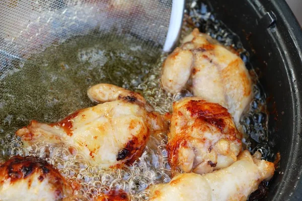 Ayam goreng sangat enak di panci. — Stok Foto