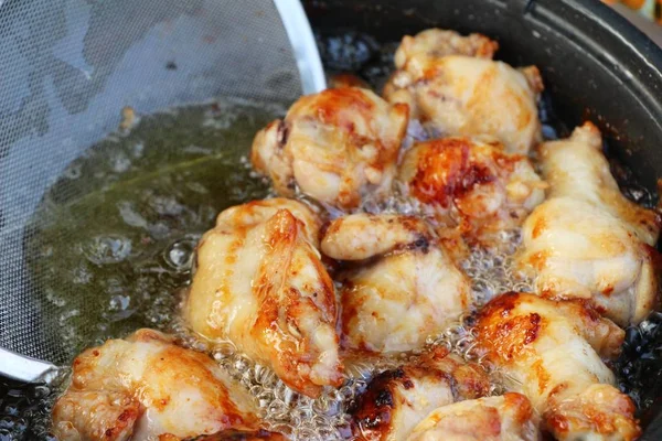 Ayam goreng sangat enak di panci. — Stok Foto