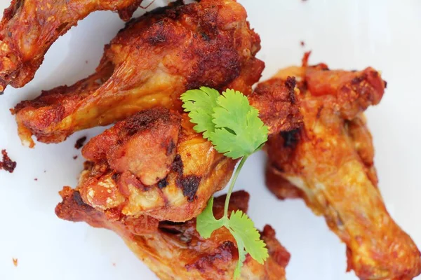 Ayam goreng sangat lezat dalam makanan jalanan. — Stok Foto