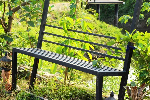 Set sillas de estilo vintage en jardín — Foto de Stock