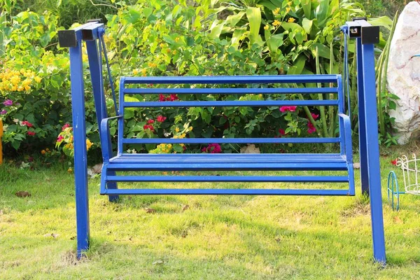 Ställ stolar i vintagestil i trädgården — Stockfoto