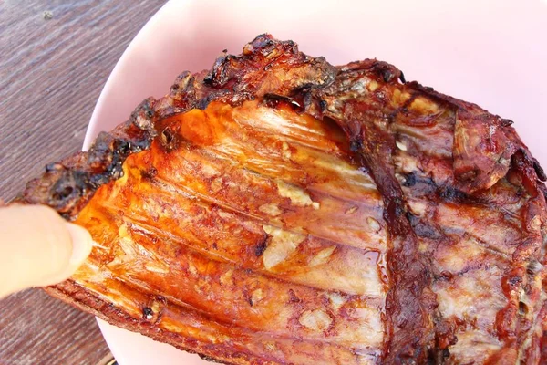 접시에 맛 있는 구이 돼지 갈비 — 스톡 사진