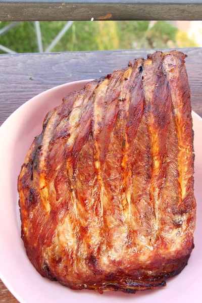 Izgara domuz kaburga plaka üzerinde lezzetli — Stok fotoğraf