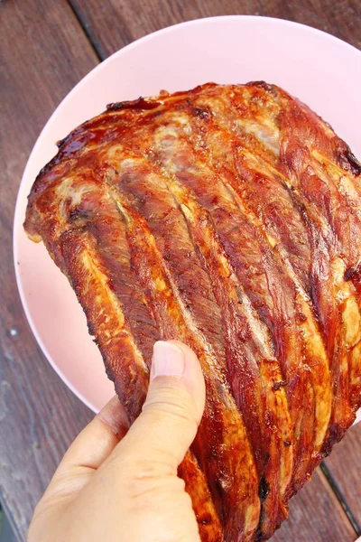 Costillas de cerdo asadas deliciosas en el plato — Foto de Stock