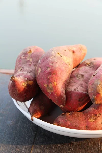 Sladké brambory vynikající v koši pro vaření — Stock fotografie