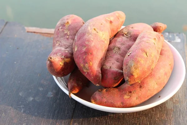 Patate dolci deliziose nel cestino per cucinare — Foto Stock